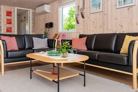 Ferienhaus in einem Ferienhausgebiet am Nissum Fjord, wo es gute Bademöglichkeiten gibt. Das 2022 renovierte Haus hat drei Schlafzimmer mit guten Schlafplätzen; zwei mit Doppelbett und eines mit Etagenbett mit zwei Kojen. Das Wohnzimmer und die Küche...