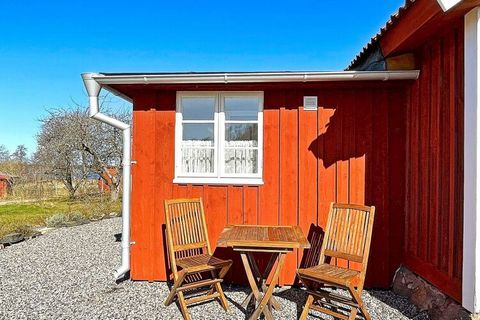 Willkommen in einem echten Ferienparadies mit Seeblick zum Vänern und in der Nähe eines gemütlichen Strandufers. Sie wohnen in diesem schönen, schwedenroten Ferienhaus mit weißen Ecken, das südwestlich des charmanten Ortes Mariestad steht. Es sind nu...