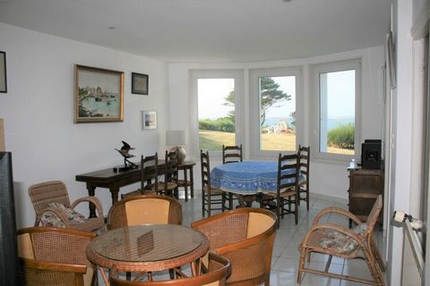 A fantastic view of the sea and the bay of Goas Treiz on the picturesque pink granite coast is offered by your holiday home on the edge of the lively seaside resort. From the 1,600 sqm garden, you can watch a magnificent natural spectacle every day, ...