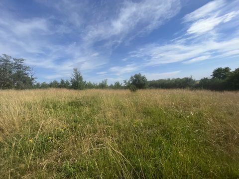 Come and discover exclusively at Agence d'Experts this large plot of 3820 m2. It is partly constructible, about two-thirds, excluding subdivision. Located in the town of Evans, not overlooked with an unobstructed view. Viability nearby, provide indiv...