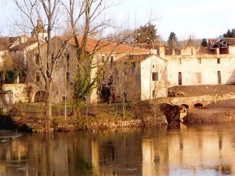 Complex of stone houses from the XV century with a hydraulic mill and an old factory to be entirely restored on more than 100m of riverbank. Tourist project in hotel/restaurant, bed and breakfast, table d'hôte or simply large family home, unless you ...