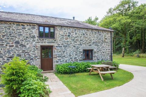 Far away from the city life, you will find peace and quiet in this beautiful holiday home in Tavistock, which has unique interiors giving a character to the place. With 2 bedrooms to sleep 4, it is perfect for a small family, and features a garden an...