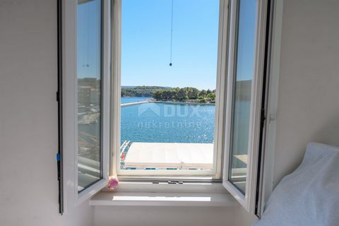 Location: Primorsko-goranska županija, Cres, Cres. ISLAND OF CRES TOWN OF CRES, 3 bedroom apartment first row to the sea. In our offer we sell this excellent apartment in a unique location next to the sea with an enchanting view. The apartment is in ...