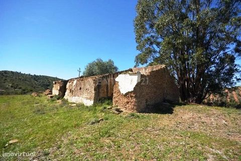 Land met ruïne in Monte de Baixo, op de site van Perna Seca, Messines. Het land heeft 17800 m2 en heeft een project goedgekeurd voor de bouw van een v4 eendelige villa met een oppervlakte van ongeveer 250 m2. De bereikbaarheid is goed ( asfalt weg), ...
