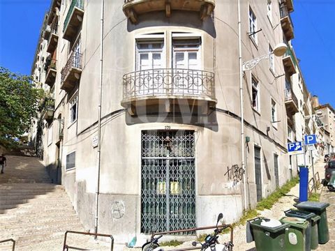 Excellent investment in the area of Estrela - Lapa Commercial space for all types of commerce, with smoke exit. Composed of a single floor with two bathrooms, with gross area of 110 m2 for renovation to your liking and opportunity to customize your n...
