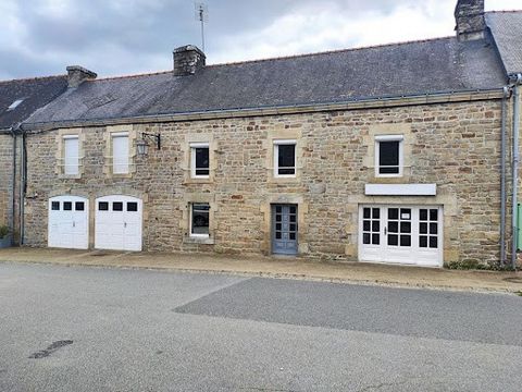 Magnificent Breton house in the heart of the city with premises of about 104 m2 in perfect condition for all activities. The property comprises a house with exposed beams and fireplaces. On the ground floor a living room, dining room, fitted kitchen,...