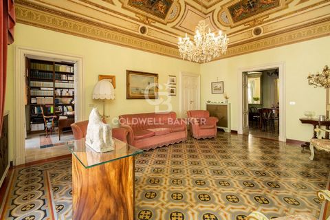 PUGLIA - BARI - MONOPOLI - VIA RATTAZZI In Monopoli, in the Murat district, we offer for sale a completely independent period house from the late 19th century located a few steps from the historic center. From the entrance door, elegant marble stairs...