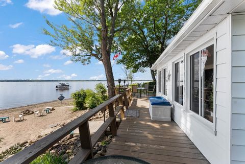 Ottawa River sand beach waterfront Cottage, excellent boating from this safe and secure location, facing downtown Pembroke. The new addition with its primary suite, a spacious bedroom, a generously-sized ensuite bathroom and a great walk-in closet. E...