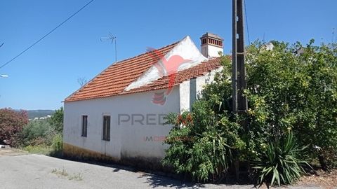 House in the village of Souto, Abrantes. Features: - Three bedrooms - Bathroom -Kitchen -Living room -Attic - Annex consisting of kitchen - Backyard with several fruit trees - View of the countryside and reservoir of Castelo de Bode - Located on a pl...