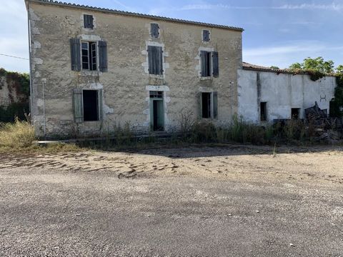 This old farmhouse, in need of complete renovation, offers a wealth of possibilities (subject to necessary permissions). Thanks to the 2 accesses, you could transform the various stone buildings into guesthouses (subject to necessary permissions), wh...