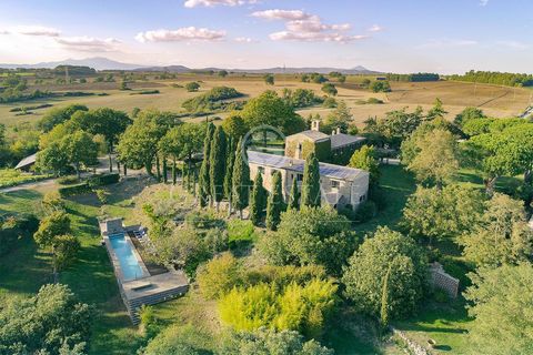 All the charm of an ancient residence whose origins are lost in time. This place saw the presence first of the Etruscans and then of the Romans; in the Middle Ages the fortified tower - today part of the villa - marked the border with the Papal State...