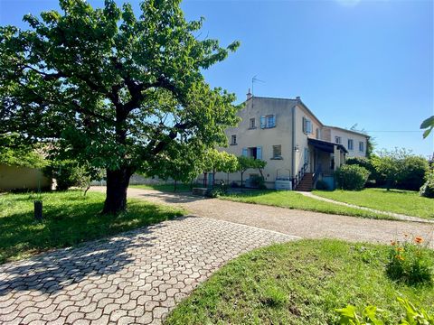 On the south-east sector of Valréas, a few minutes from the town centre, is this family house (5 bedrooms) of 160m2 with 750m2 of land suitable for swimming pool with an outbuilding (studio), well, carport, as well as numerous spaces for storage The ...