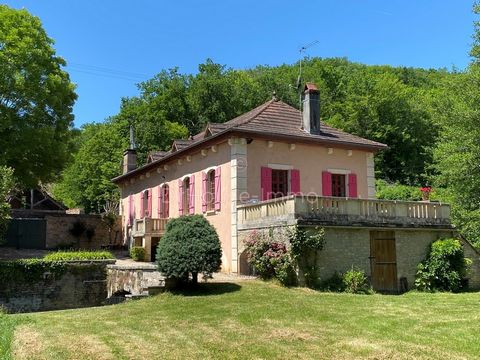 This maintained, spacious mill offers a nice view of the surroundings of the serene . It already appears on Cassini's 1750 map. On the ground floor a corridor serves a bathroom, a kitchen, 2 bedrooms, a toilet and a storage room / pantry. The dining ...