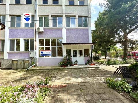RE/MAX River Estate è lieta di presentare un'attività ESCLUSIVAMENTE pronta nel centro del villaggio di Ryahovo. Ryakhovo si trova sulla riva destra del Danubio, 7 km a nord del centro comunale di Slivo Pole e 30 km a nord-est del centro regionale di...