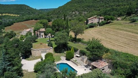 Ideally located facing the Luberon, this elegant 18th century sheepfold of approximately 180 m² of usable area has been restored to retain maximum authenticity and offer modern comfort. It is reached by a paved road that goes up to the hamlet through...