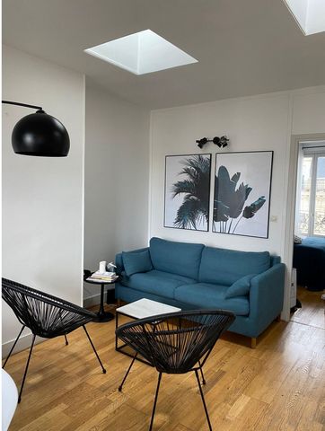 Very nice 2-room apartment, 35m2, Paris 3rd arrondissement, on the 6th and last floor with elevator, numerous windows. All-inclusive: internet, electricity, heating, washing machine, etc. Located in the lively Marais district, this apartment is centr...