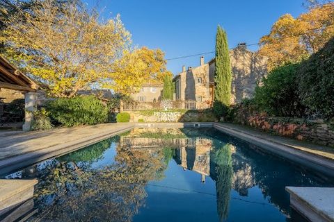 Provence Home, l'agence immobilière du Luberon, vous propose à la vente, une propriété restaurée pleine de charme dans l'un des plus beaux hameaux du village d'Oppède. Cette maison de plus de 270 m² habitables est mitoyenne mais offre une intimité to...