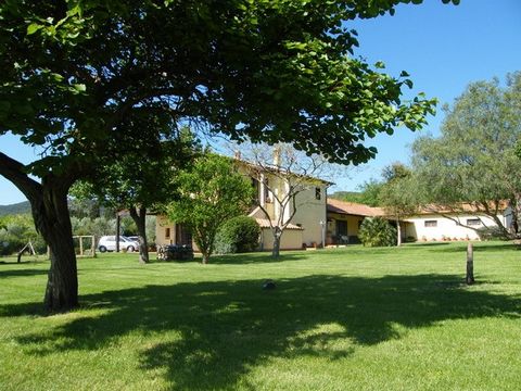 Orbetello, farmhouse with land for sale. Exclusive farmhouse of almost 500 square meters with 2 hectares of land, located near the sea, with important construction with luxury finishes. It consists of a large entrance hall - hallway from which on bot...