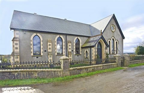 De kapel en het schoollokaal zijn op sympathieke wijze omgebouwd met behoud van zoveel mogelijk originele kenmerken, terwijl de 34ft uitbreiding een prachtige open keuken / eetkamer is met drievoudig uitzicht op velden en bossen, inclusief Dartmoor a...