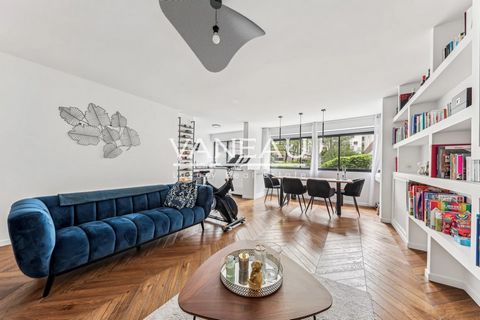 The Vaneau Luxembourg agency presents for sale this family apartment completely renovated. This apartment is composed of a large living room with an equipped kitchen, three bedrooms, a shower room and a bathroom. LIBERAL PROFESSION POSSIBLE. A cellar...