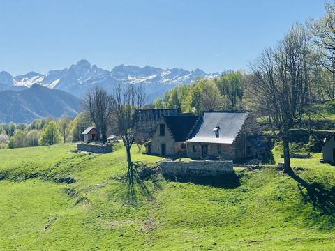Magnificent barn located at an altitude of 800m in a dominant position with an incredible panoramic view of the Pyrenees. Lots of charm for this renovation with quality materials currently being finalized, insulation of floors, walls and roof. Stone,...
