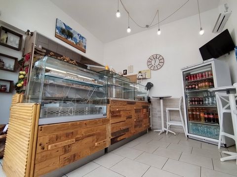 POUILLES - RUTIGLIANO (BA) - VIA JAPIGIA Une excellente opportunité se présente au coeur de Rutigliano avec la vente d'une boulangerie et rôtisserie, située dans un local équipé d'une cheminée avec un atrium intérieur de 25 m2, parfaitement équipé po...