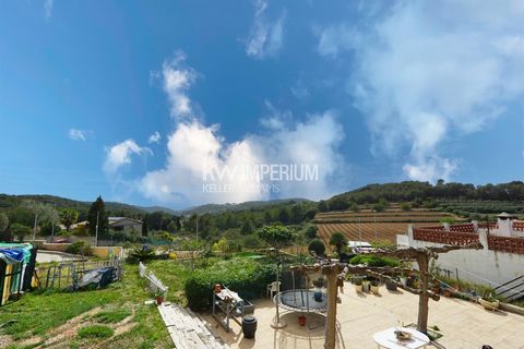 Keller Williams Imperium presents this wonderful house with more than 1,000 m2 of land in Calafell. The main features are: ~~~* House of 100m2 (total built area 121m2)~~* 3 bedrooms + 1 complementary room. ~~* 1 full bathroom + possibility of 1 outdo...