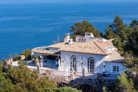 Located in Les Parcs de Saint-Tropez, exceptional property of 622 m² on land of 6734m² with direct access to the sea. The villa consists of a main house including a double reception room with sea view, dining room and kitchen, all opening onto beauti...