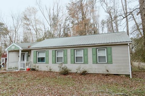 A short distance to downtown Keysville is this cute home that offers 2 bedrooms and 2 baths. Features: - Air Conditioning