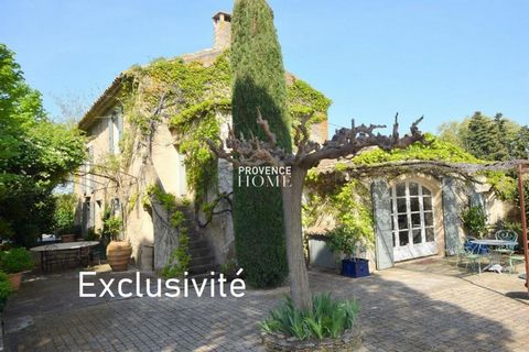 Provence Home, l'agence immobilière du Luberon, vous propose à la vente, une propriété rurale située entre Cavaillon et l'Isle sur Sorgue. Cette propriété se compose d'un Mas du 18ème siècle d'environ 200m², entièrement rénové avec des matériaux de q...