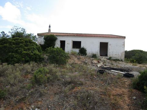 Mixed land with 15440 m2, with an unobstructed view. On the ground there is a construction with 66 m2 with 2 rooms to renovate and a threshing floor with 100 m2. It is located in Vales de Pêra, 2 km from Pêra, 3 km from Guia, 4 km from Algarveshoppin...