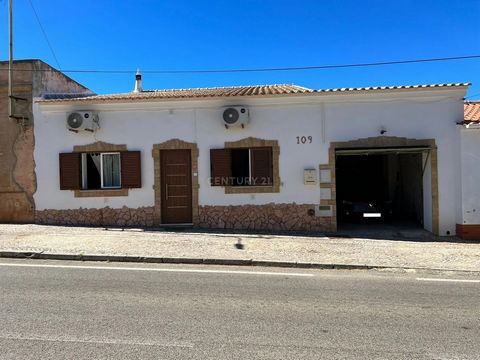 Three bedroom villa in the center of Benafim. This villa has three bedrooms equipped with air conditioning and double glazing. The bathroom has a window for air circulation and access for people with reduced mobility. Open space style kitchen, equipp...