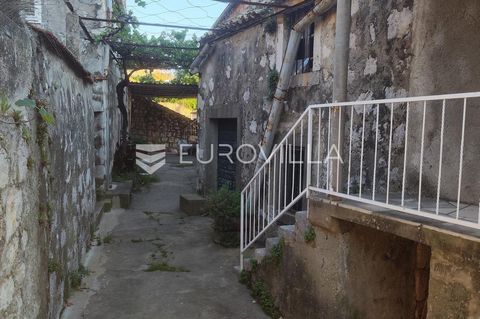 3 separate buildings with a common entrance are for sale in the gentle settlement, not far from Dubrovnik. The listed houses have a total of 200 m2 netto living area and are for complete renovation. Right below the complex of houses, there is also a ...