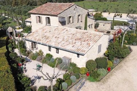 Just a few minutes from the center of the famous village of Gordes, this Provencal Mas is ideally located. The property comprises a main house and an annex, and is easy to live in. The main entrance opens onto a large living room featuring a bright l...