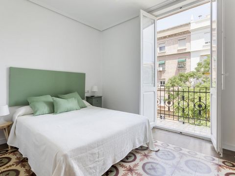 Discover the hidden gem of Monteolivete, Valencia! A captivating apartment that has undergone an exquisite renovation in June 2023, while maintaining original elements such as its fantastic hydraulic floors that make it unique and special. Immerse yo...