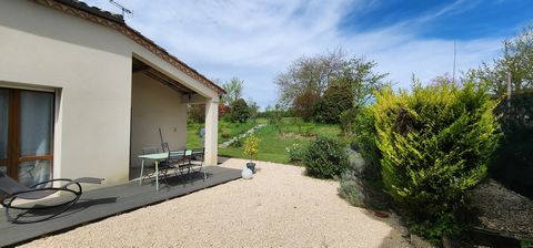 In a village 9 km from MARMANDE, this 170 m2 house offers a dominant and bright view from its living room with fireplace and bay windows, a fitted kitchen, 4 bedrooms, 1 office, 1 bathroom (shower and bathtub) , 1 bathroom, 2 toilets, 1 pantry and 1 ...
