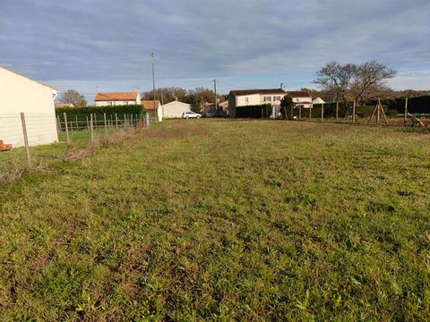 Rare at this price, Building land of 1298m2 in a small, very quiet hamlet located 5 km from Saint Savinien and all shops. A primary school in Archingeay. All networks are at the edge of the land (water, electricity, telephone) No mains drainage, indi...