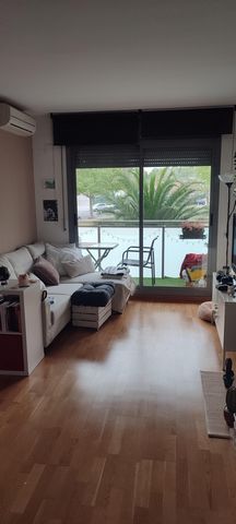 Sunny and cozy appartment with 1 double room and an extra room to work, big and confortable living room with a balcony and kitchen with all the stuff and a room with whashing machine and dryer. You also can use the common areas of the building with a...