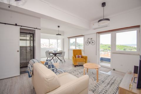 Fully equipped apartment with 2 bedrooms, 2 bathrooms, living room, kitchen, barbecue, space for Yoga and a beautiful panoramic view of the Tejo River, located on a central street in Cacilhas. You can easily find restaurants, cafes, bars and shops. F...