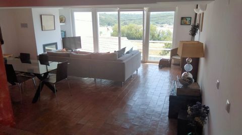 Very nice house, quiet area, for 6 people. 2 double bedrooms, 1 double bedroom with bathroom. 2 bathrooms. Large living room, large kitchen, storage room, in the old part of the village with views of the river. 190 km from Lisbon
