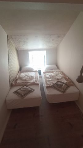 Welcome to the smallest house in Nazare, please treat it just like your holiday tiny home. Follow the rhythm of the street, do not plan to fall asleep before 11 pm. Sleep with open window, you will hear the sound of waves. 30 m to the beach, you are ...