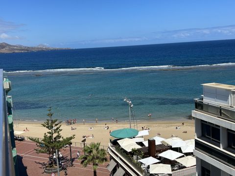 Pequeño ático con vistas a la playa de Las Canteras. La mejor playa en la ciudad en Las Islas Canarias. Muy cerca de todas restaurantes, servicios de transporte, supermercados, discopubs y actividades por el día como surf, paddle surf, yoga, canoa, s...