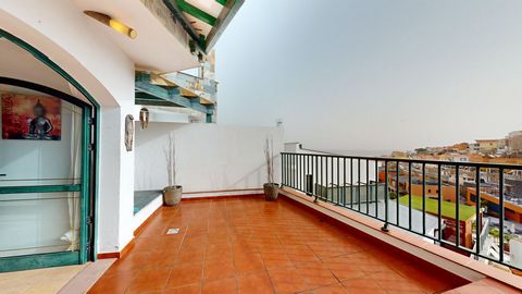 Best House offers this wonderful terraced house with direct access from the street. The house is located in the quiet area of Loma Dos, a short distance from the beach and the center of Arguineguin. The house has 3 floors. On the ground floor there i...