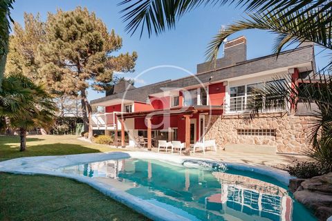 CHALET IN PRIVATE URBANISATION WITH 24H SURVEILLANCE IN LAS ROZAS aProperties presents this stunning modern villa, located in the exclusive gated community of La Chopera, in Las Rozas, where security and privacy are a priority 24 hours a day. With a ...