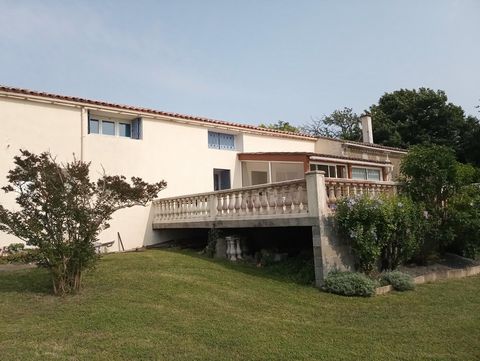 In a green setting of approximately 2760m2, this splendid Charentaise with a surface area of ??162 m2 consists of 3 large bedrooms, a shower room and a WC upstairs. On the ground floor is the large living room with its open fitted kitchen, the surfac...