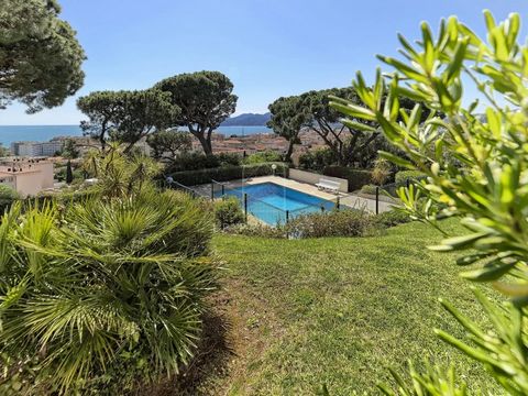 In a closed residence of the Croix des Gardes with swimming pool and tennis, in a wooded environment, 2-room apartment of 51.36 m2 with a spacious terrace of 50 m2 on the raised garden level, with panoramic sea view. The property includes an entrance...