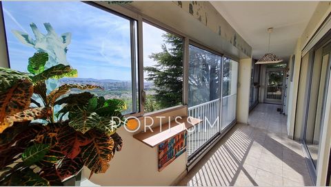 LARGE F4/F5 - LOGGIA - TERRACE - GARAGE - CELLAR Spacious apartment of more than 134 m² located in a quiet area and without vis-à-vis in the heights of Saint Laurent du Var with a magnificent unobstructed view of the plain, the hill of Nice and the s...