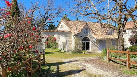 Offering an exceptional view of the picturesque Quercy countryside, this enchanting real estate complex offers an authentic living experience in the heart of nature. Nestled on a fenced plot of land of approximately 1 hectare, this complex is made up...