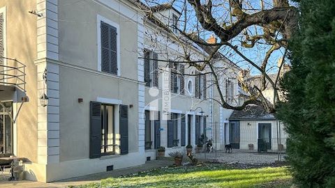 NEMOURS CENTER, Old neighborhood, in a popular street close to all amenities, the train station and schools - 20 minutes from Fontainebleau. Former 13th century POST OFFICE, of architectural quality, 240 m2 of living space on enclosed grounds of 400 ...
