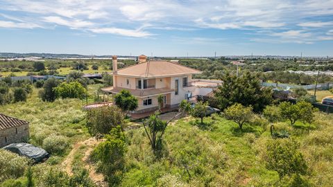 This splendid villa on 5.257 sqm land is nestled in the serene countryside between Faro and Santa Barbara de Nexe, offering a tranquil yet remarkably central location. This lovely home boasts a welcoming foyer, an expansive living area, a well-appoin...